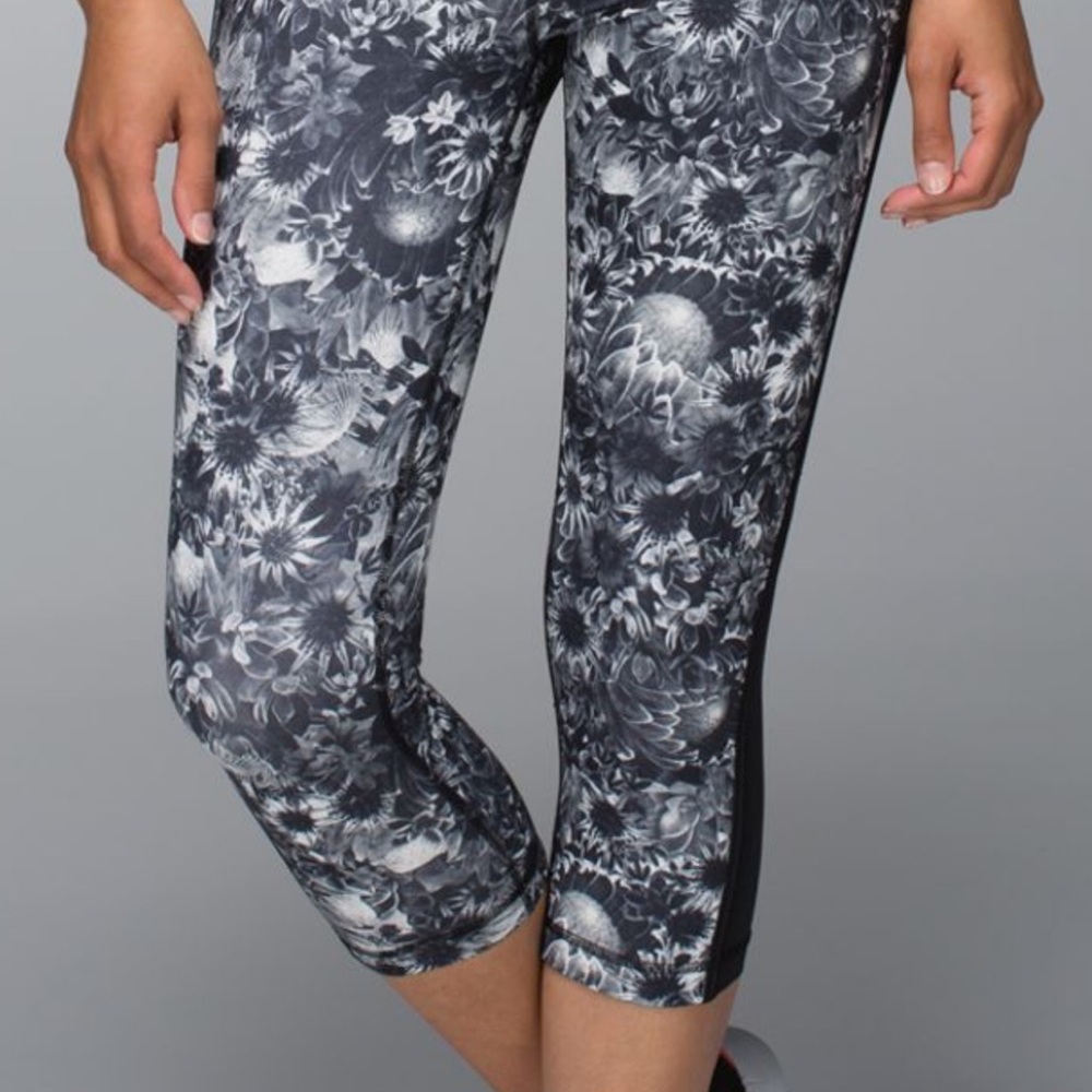 113. Lululemon Up The Pace Crop
Flowabunga Black Angel Wing / Black / Angel Wing - Picture 4 of 13